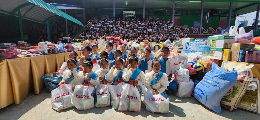 คณะผู้ผลิตชิ้นส่วน อีซูซุ มอบทุนโรงเรียน สานต่อกิจกรรมเพื่อสังคม